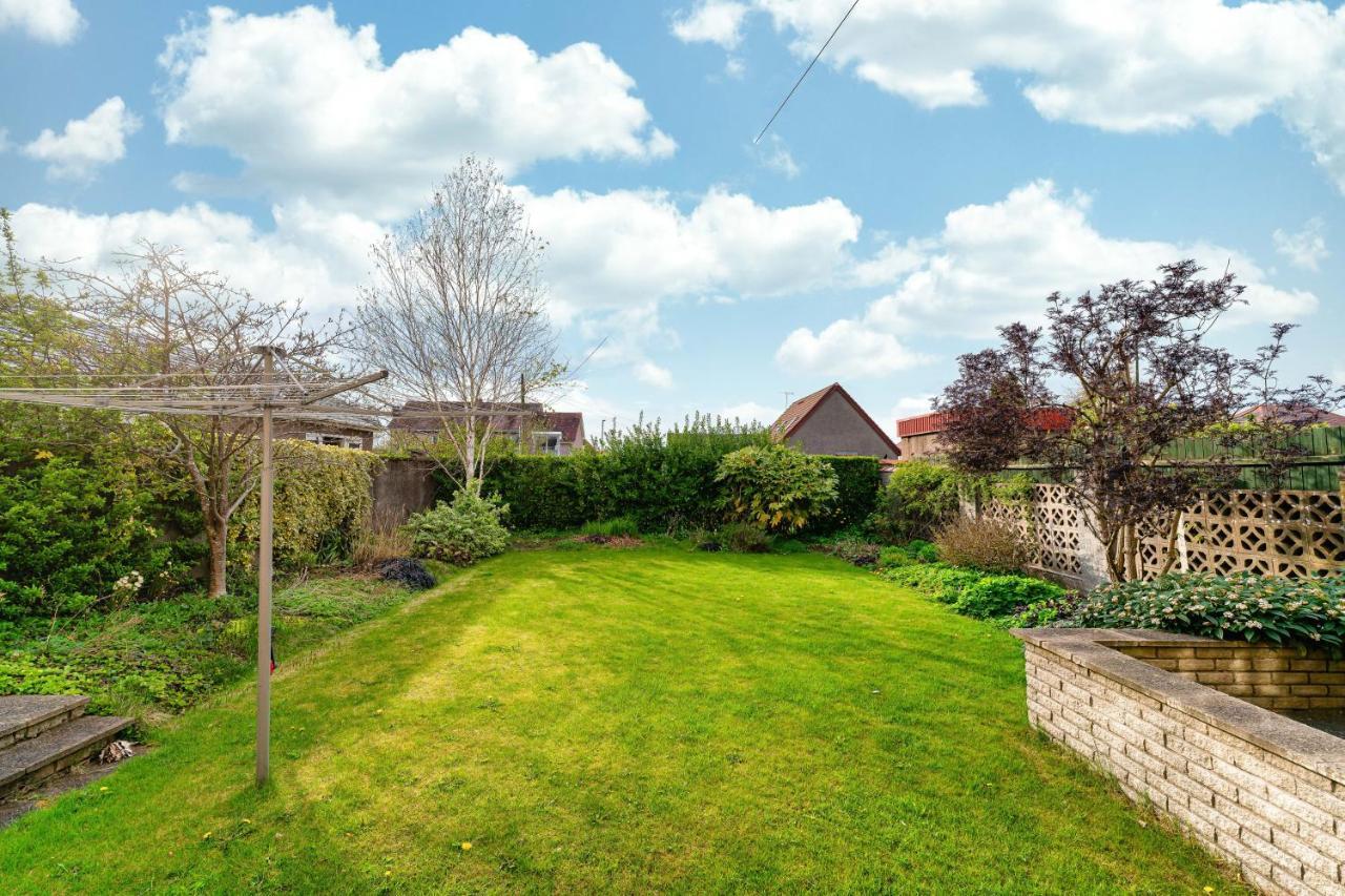 NEW Four Bedroom House - all rooms ensuite Stirling Buitenkant foto