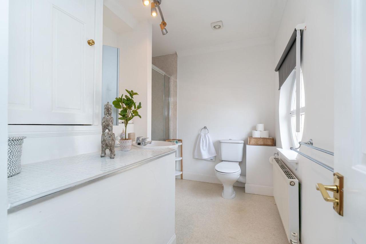 NEW Four Bedroom House - all rooms ensuite Stirling Buitenkant foto