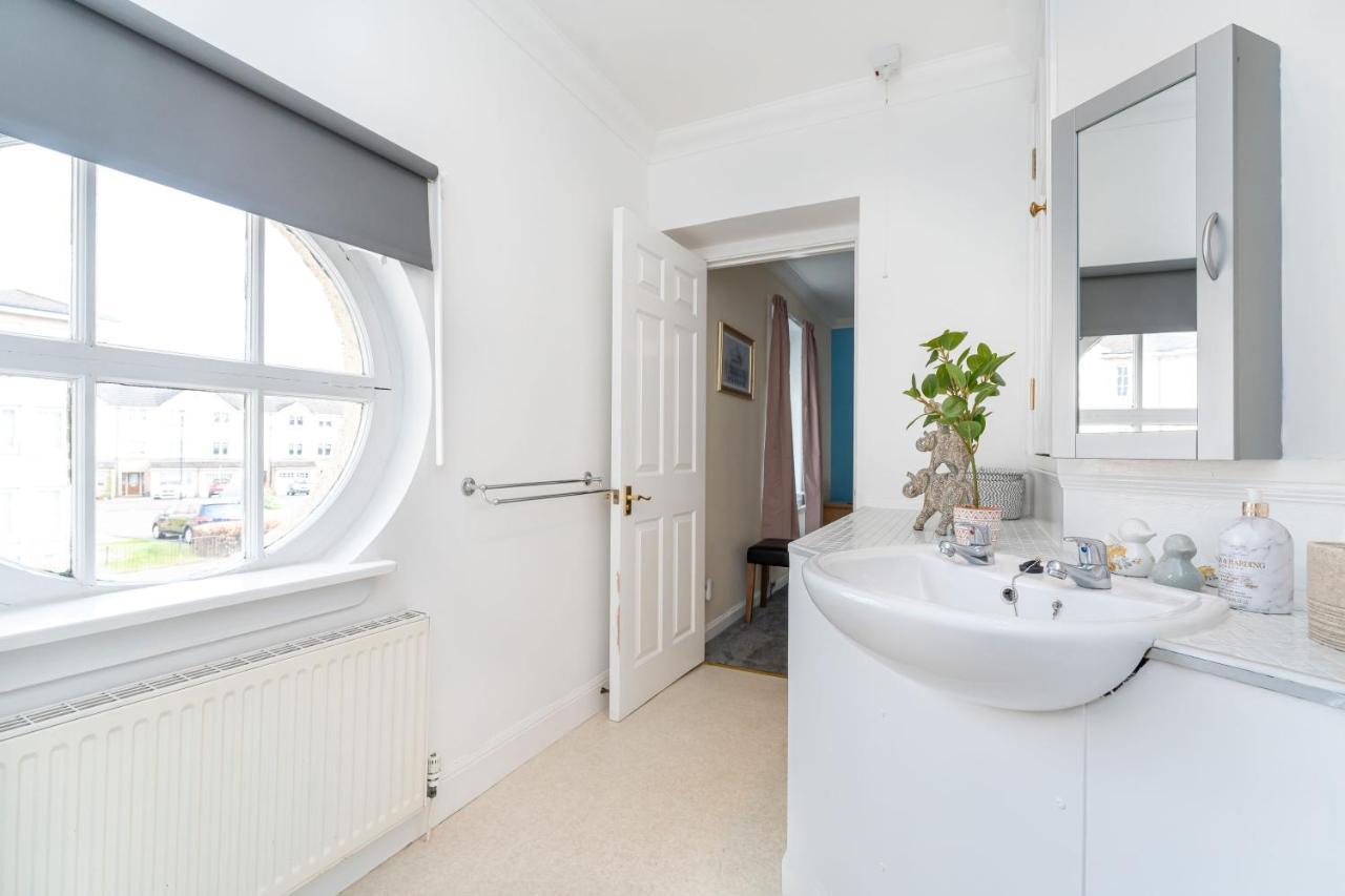NEW Four Bedroom House - all rooms ensuite Stirling Buitenkant foto