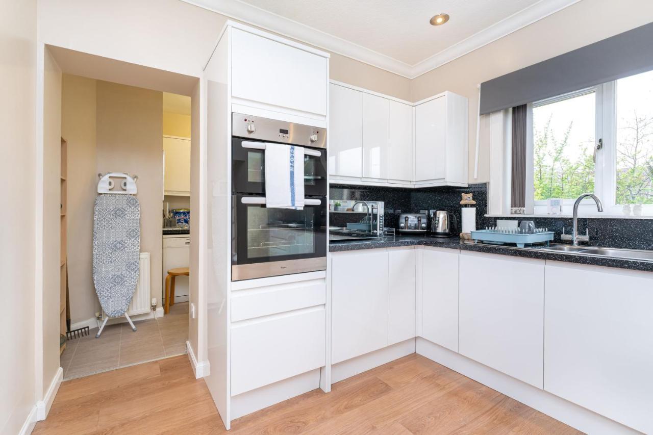 NEW Four Bedroom House - all rooms ensuite Stirling Buitenkant foto