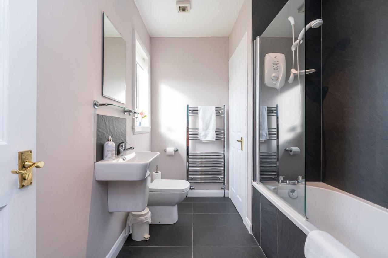 NEW Four Bedroom House - all rooms ensuite Stirling Buitenkant foto